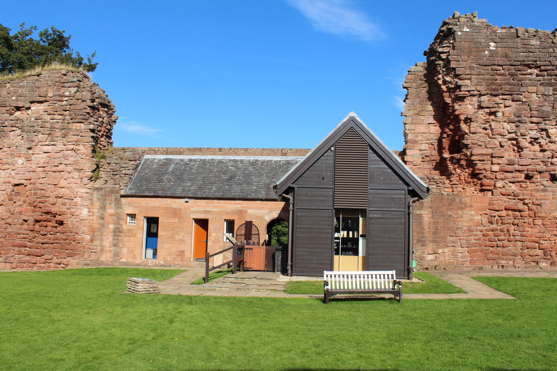 Bothwell Castle — image 2