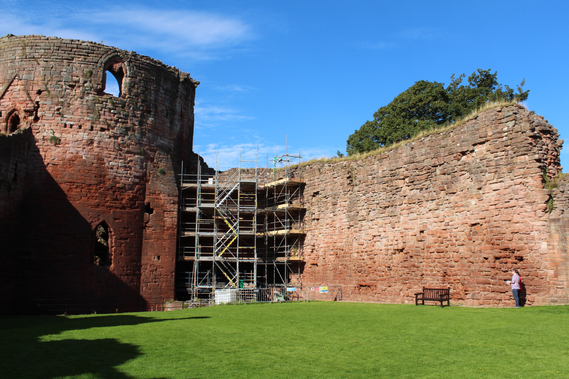 Bothwell Castle — image 4