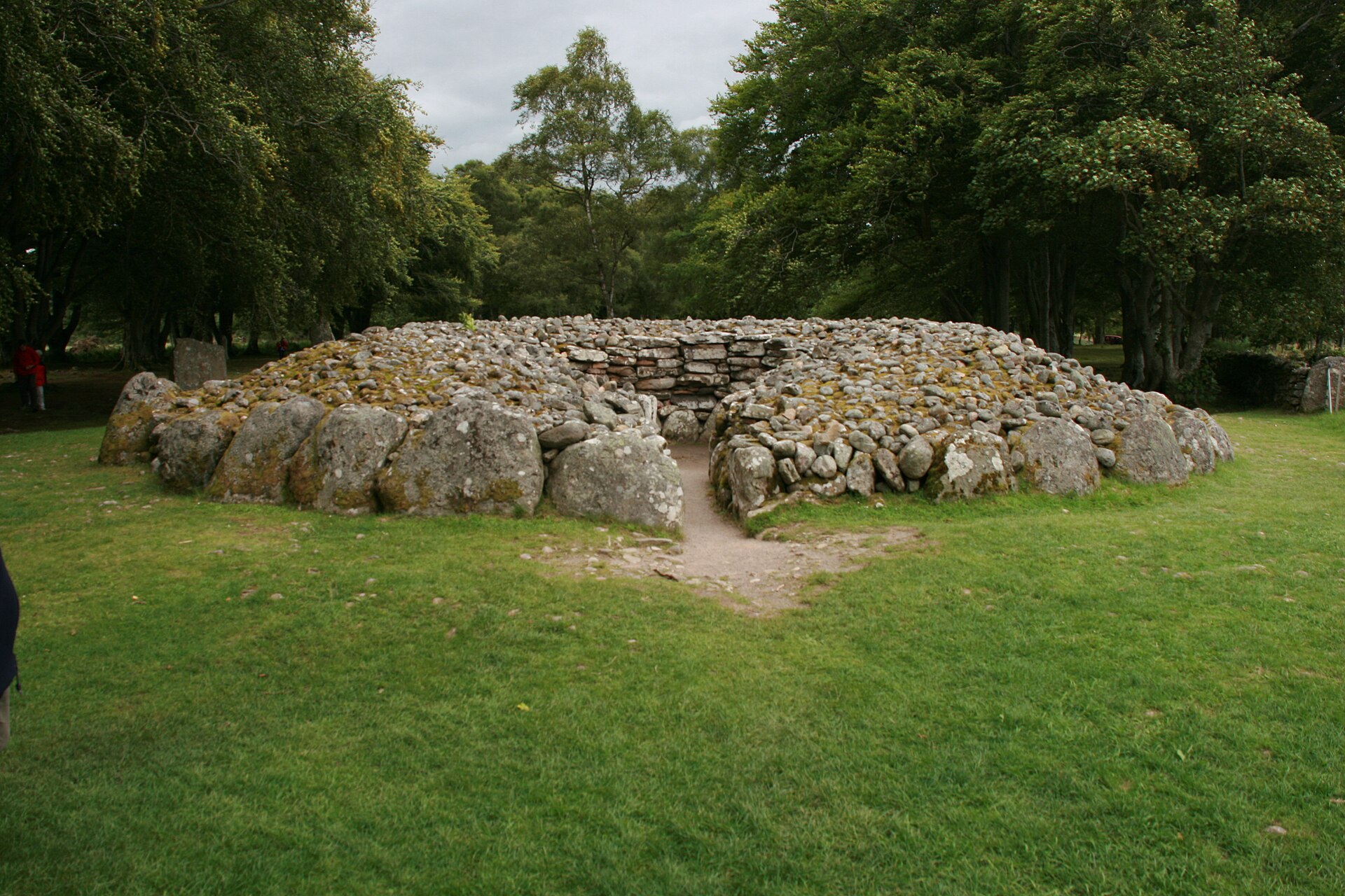 Clava cairn — image 4