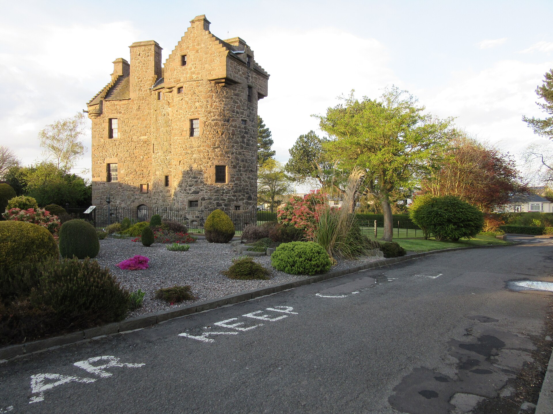 Claypotts Castle — image 4