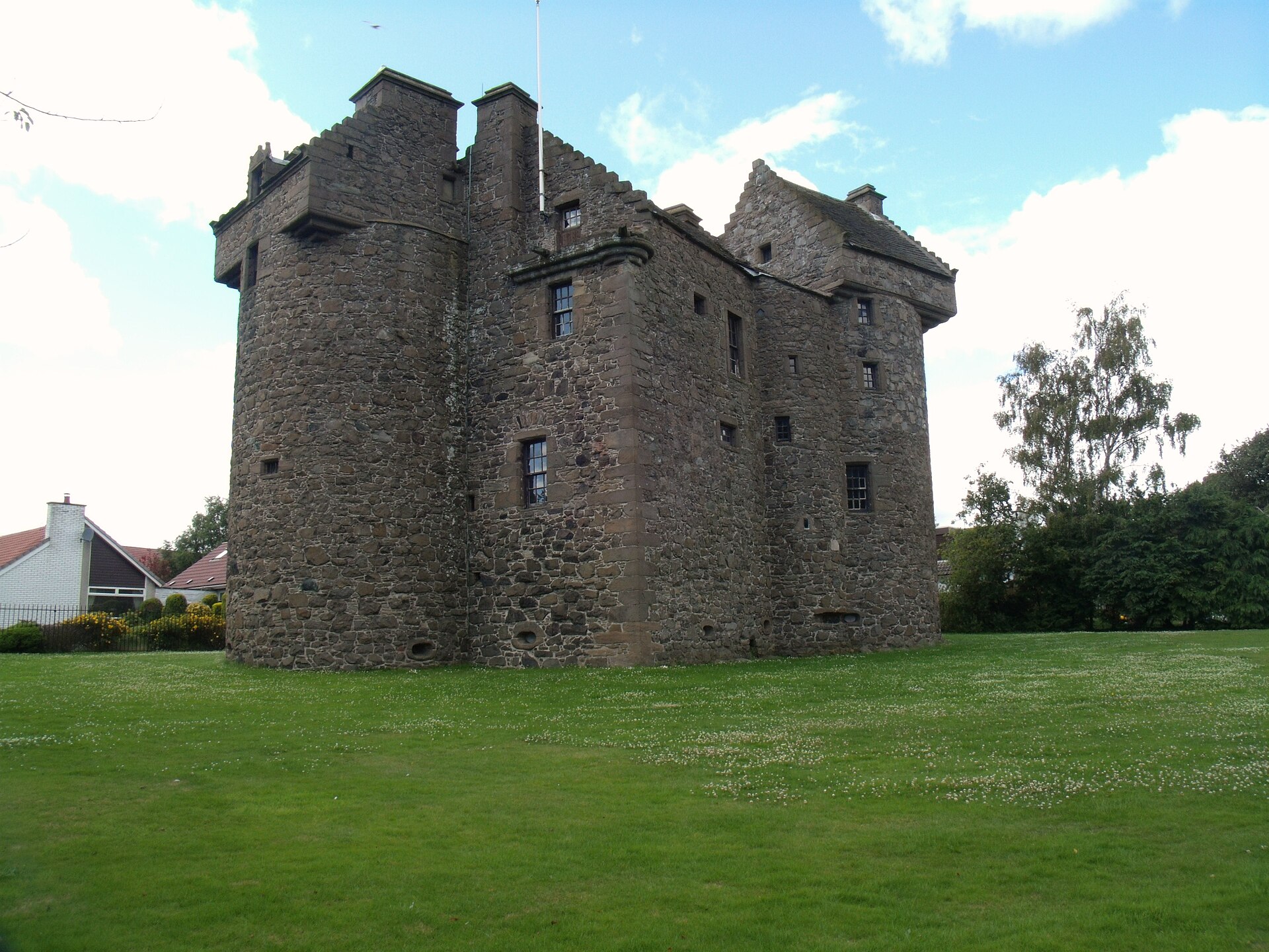 Claypotts Castle — image 5