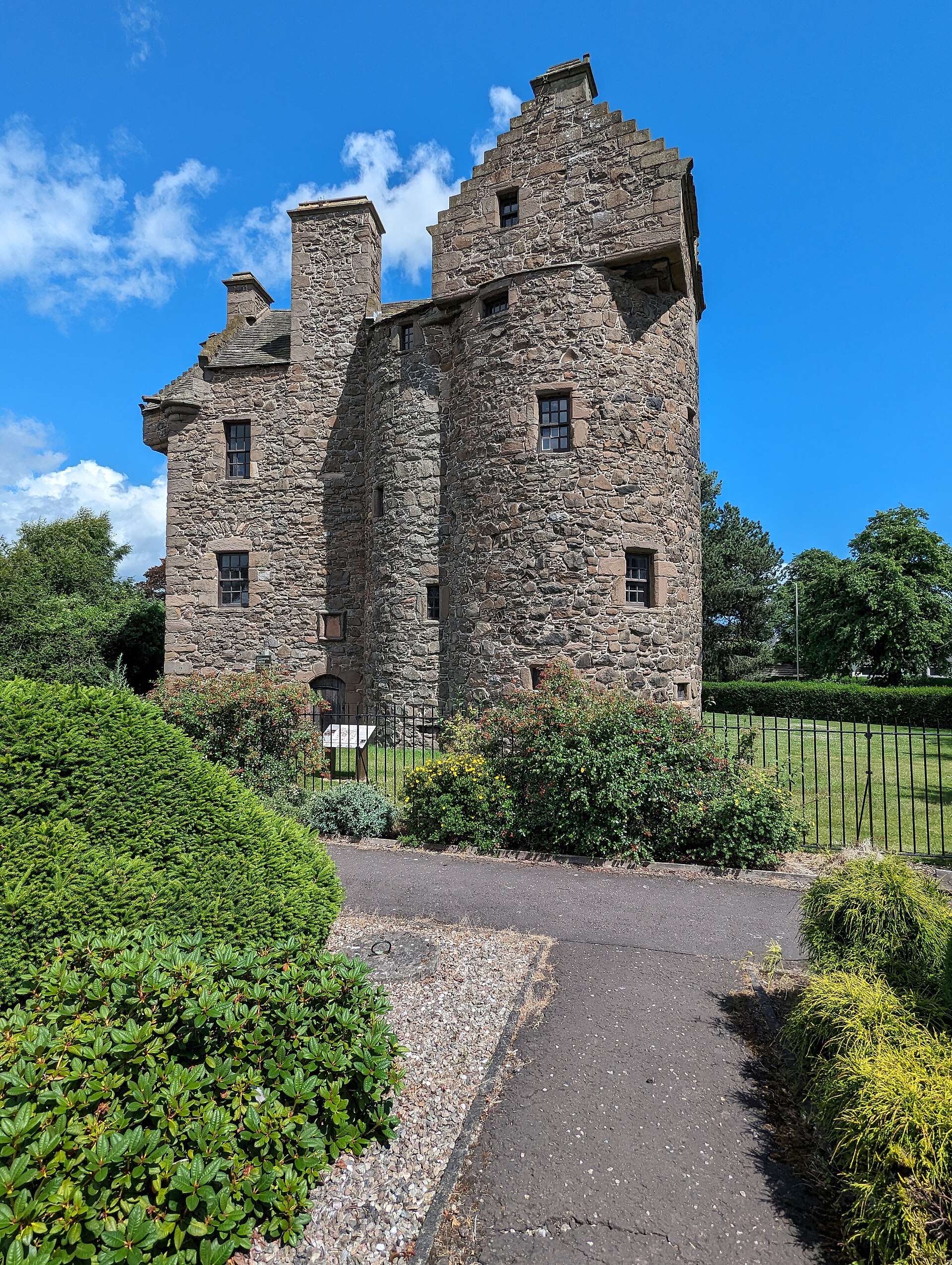 Claypotts Castle — image 6
