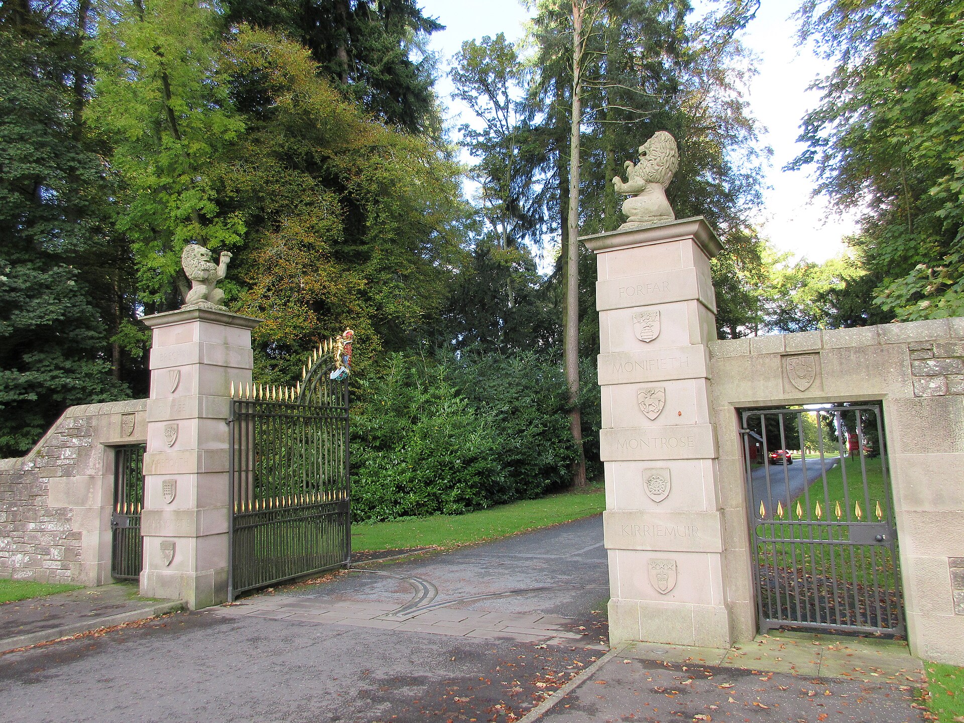 Glamis Castle — image 2