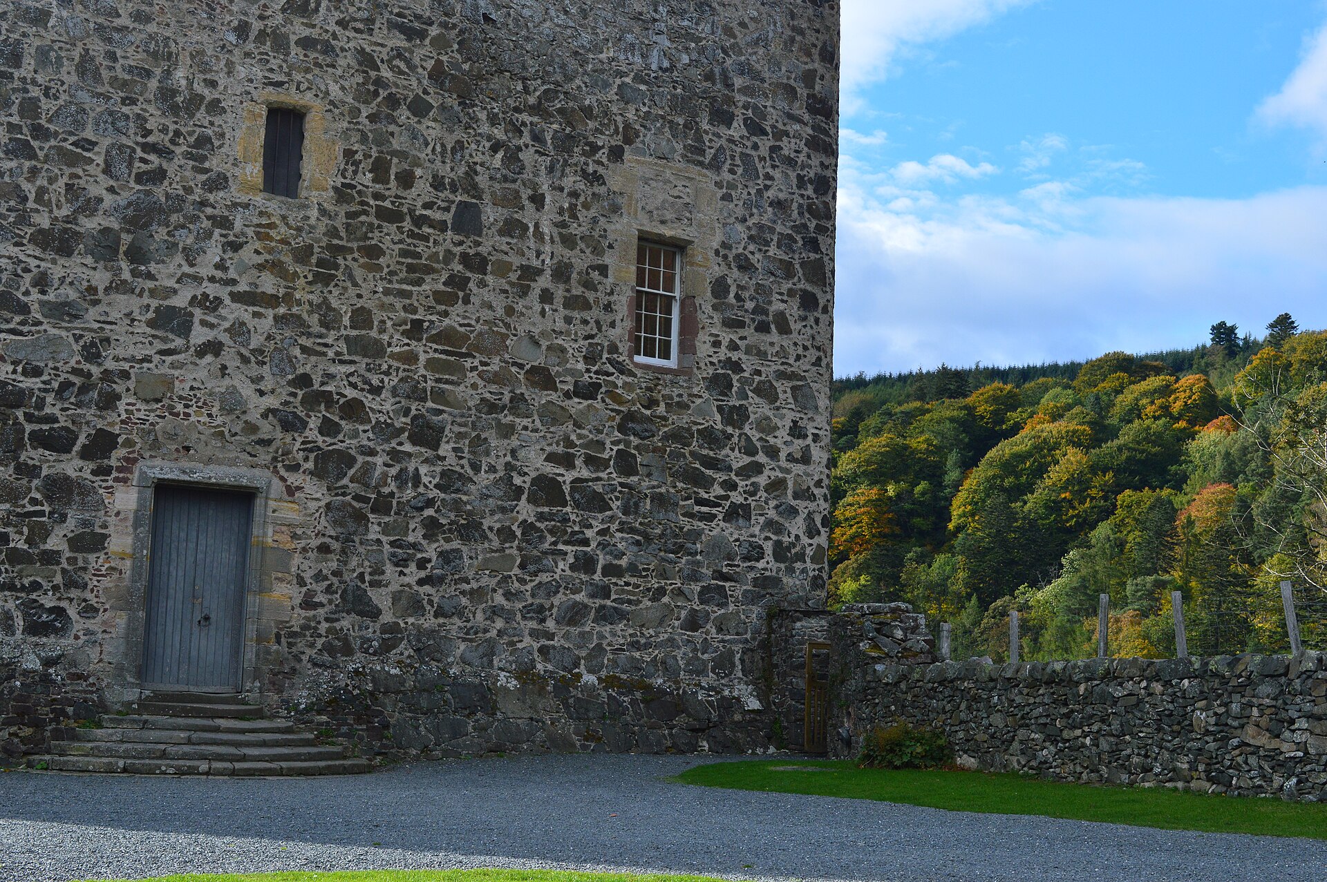 Neidpath Castle — image 2